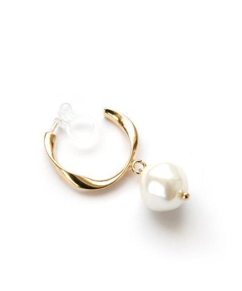 colleca la（コレカラ）の「ノンホール・ねじれフープとパールの樹脂イヤリング〈金属アレルギー対応〉（イヤリング・レディース・シルバー/ゴールド・ﾌﾘ-）」の9枚目の写真