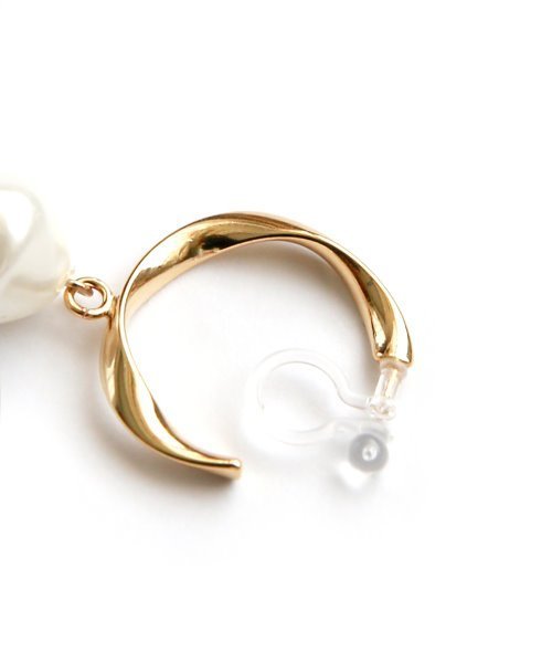 colleca la（コレカラ）の「ノンホール・ねじれフープとパールの樹脂イヤリング〈金属アレルギー対応〉（イヤリング・レディース・シルバー/ゴールド・ﾌﾘ-）」の10枚目の写真