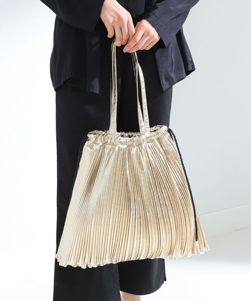 Ray BEAMS(レイビームス)の「Ray BEAMS / メタリック プリーツ バッグ(ハンドバッグ・レディース・シルバー/ゴールド・ONE SIZE)」の2枚目の写真