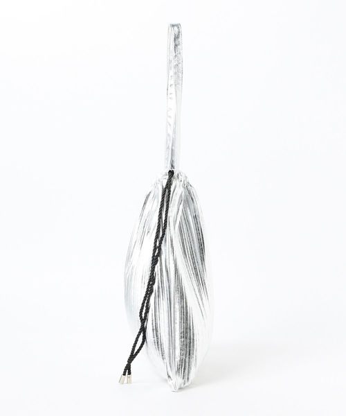 Ray BEAMS(レイビームス)の「Ray BEAMS / メタリック プリーツ バッグ(ハンドバッグ・レディース・シルバー/ゴールド・ONE SIZE)」の3枚目の写真