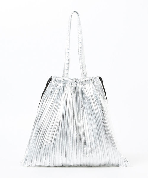 Ray BEAMS(レイビームス)の「Ray BEAMS / メタリック プリーツ バッグ(ハンドバッグ・レディース・シルバー/ゴールド・ONE SIZE)」の4枚目の写真