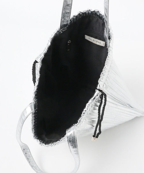Ray BEAMS(レイビームス)の「Ray BEAMS / メタリック プリーツ バッグ(ハンドバッグ・レディース・シルバー/ゴールド・ONE SIZE)」の7枚目の写真