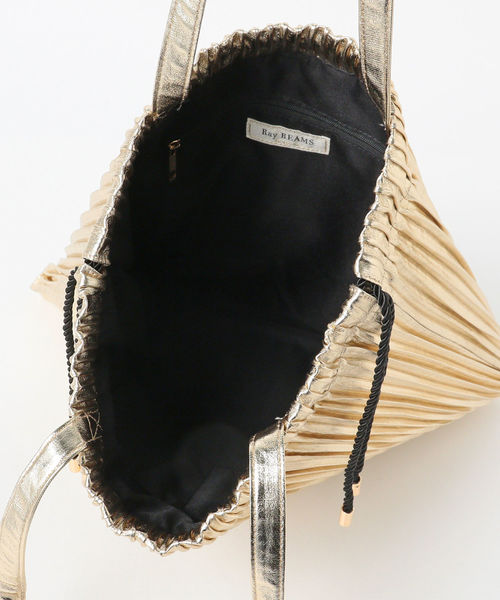 Ray BEAMS(レイビームス)の「Ray BEAMS / メタリック プリーツ バッグ(ハンドバッグ・レディース・シルバー/ゴールド・ONE SIZE)」の12枚目の写真