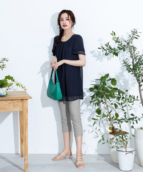Tiaclasse(ティアクラッセ)の「【洗える】大人世代の上品シフォンチュニック(シャツ/ブラウス・レディース・ターコイズブルー/ブラック系その他/ブラック/ブルー/ブルー系その他/ピンク/ホワイト×ブラック/ネイビー/モカ/ネイビー×ホワイト/オフホワイト・L/M)」の15枚目の写真