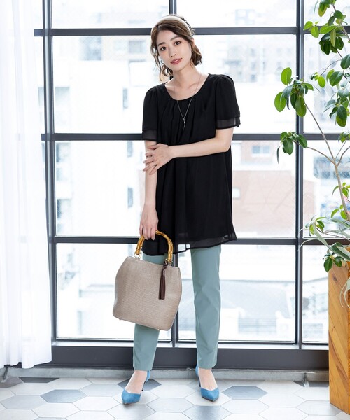 Tiaclasse(ティアクラッセ)の「【洗える】大人世代の上品シフォンチュニック(シャツ/ブラウス・レディース・ターコイズブルー/ブラック系その他/ブラック/ブルー/ブルー系その他/ピンク/ホワイト×ブラック/ネイビー/モカ/ネイビー×ホワイト/オフホワイト・L/M)」の21枚目の写真