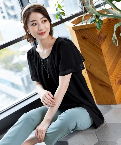 Tiaclasse(ティアクラッセ)の「【洗える】大人世代の上品シフォンチュニック(シャツ/ブラウス・レディース・ターコイズブルー/ブラック系その他/ブラック/ブルー/ブルー系その他/ピンク/ホワイト×ブラック/ネイビー/モカ/ネイビー×ホワイト/オフホワイト・L/M)」の22枚目の写真