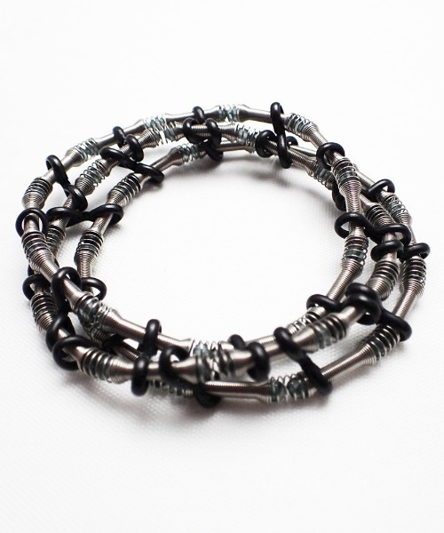 GARA（ガラ）の「GARA:3 IWRE BANGLE（バングル/リストバンド・メンズ・ブラック/ゴールド・FREE）」の2枚目の写真