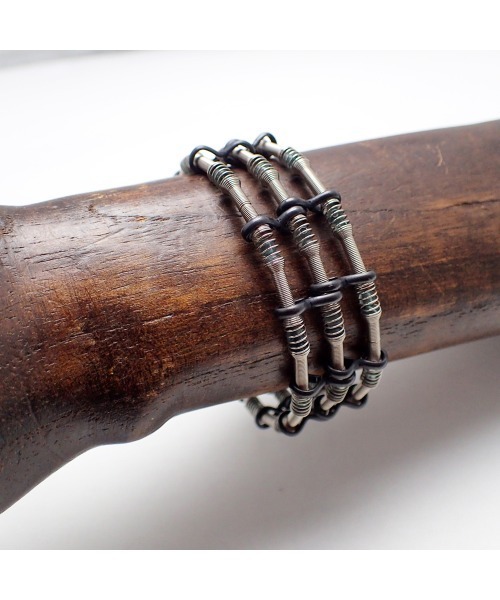 GARA（ガラ）の「GARA:3 IWRE BANGLE（バングル/リストバンド・メンズ・ブラック/ゴールド・FREE）」の5枚目の写真