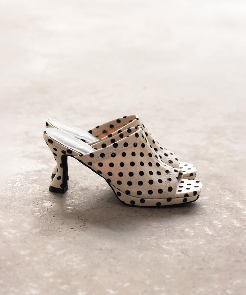 SESTO（セスト）の「プラットフォーム変形ヒールストレッチミュールサンダル（サンダル・レディース・ブラック/グレイッシュベージュ/ホワイト/ドット・S/LL/M/L）」の4枚目の写真