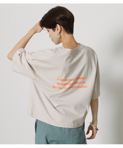 AZUL by moussy（アズールバイマウジー）の「BACK NEON LOGO TEE/バックネオンロゴTシャツ（Tシャツ/カットソー・レディース・ブラック/ライトベージュ/オフホワイト・SMALL/MEDIUM）」の3枚目の写真