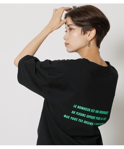 AZUL by moussy（アズールバイマウジー）の「BACK NEON LOGO TEE/バックネオンロゴTシャツ（Tシャツ/カットソー・レディース・ブラック/ライトベージュ/オフホワイト・SMALL/MEDIUM）」の4枚目の写真