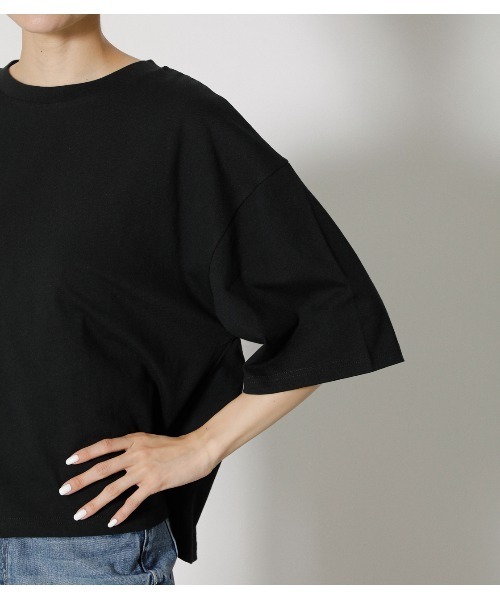 AZUL by moussy（アズールバイマウジー）の「BACK NEON LOGO TEE/バックネオンロゴTシャツ（Tシャツ/カットソー・レディース・ブラック/ライトベージュ/オフホワイト・SMALL/MEDIUM）」の19枚目の写真