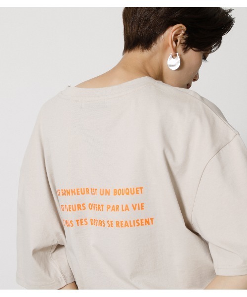 AZUL by moussy（アズールバイマウジー）の「BACK NEON LOGO TEE/バックネオンロゴTシャツ（Tシャツ/カットソー・レディース・ブラック/ライトベージュ/オフホワイト・SMALL/MEDIUM）」の20枚目の写真