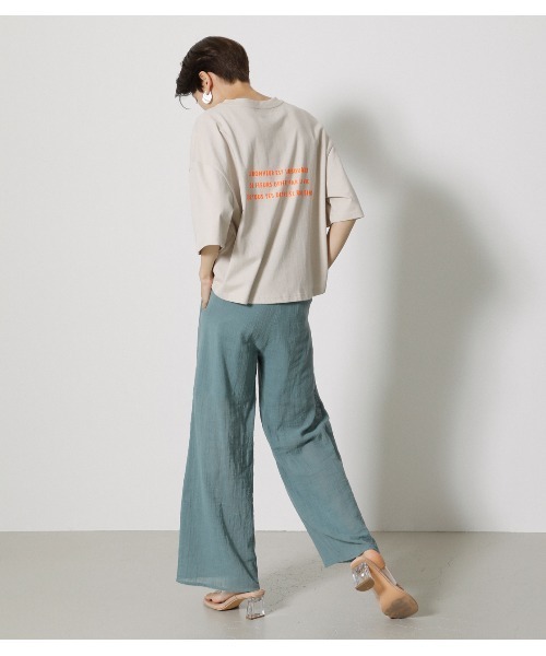 AZUL by moussy（アズールバイマウジー）の「BACK NEON LOGO TEE/バックネオンロゴTシャツ（Tシャツ/カットソー・レディース・ブラック/ライトベージュ/オフホワイト・SMALL/MEDIUM）」の22枚目の写真