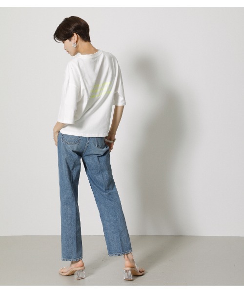 AZUL by moussy（アズールバイマウジー）の「BACK NEON LOGO TEE/バックネオンロゴTシャツ（Tシャツ/カットソー・レディース・ブラック/ライトベージュ/オフホワイト・SMALL/MEDIUM）」の11枚目の写真