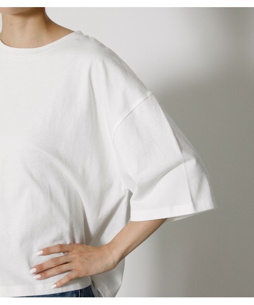 AZUL by moussy（アズールバイマウジー）の「BACK NEON LOGO TEE/バックネオンロゴTシャツ（Tシャツ/カットソー・レディース・ブラック/ライトベージュ/オフホワイト・SMALL/MEDIUM）」の16枚目の写真