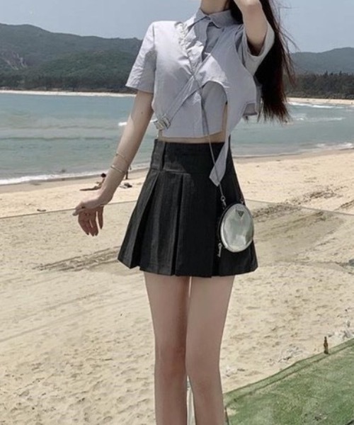 KOR（ケーオーアール）の「韓国　ワンポイントプリーツミニスカート（スカート・レディース・グレー・S/M/L）」の2枚目の写真