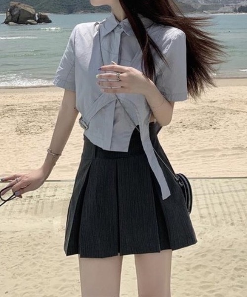 KOR（ケーオーアール）の「韓国　ワンポイントプリーツミニスカート（スカート・レディース・グレー・S/M/L）」の4枚目の写真