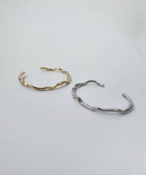 CEMONEMO(セモネモ)の「ニュアンス メタル バングル / ユニセックス(バングル/リストバンド・レディース・シルバー/ゴールド・FREE)」の3枚目の写真