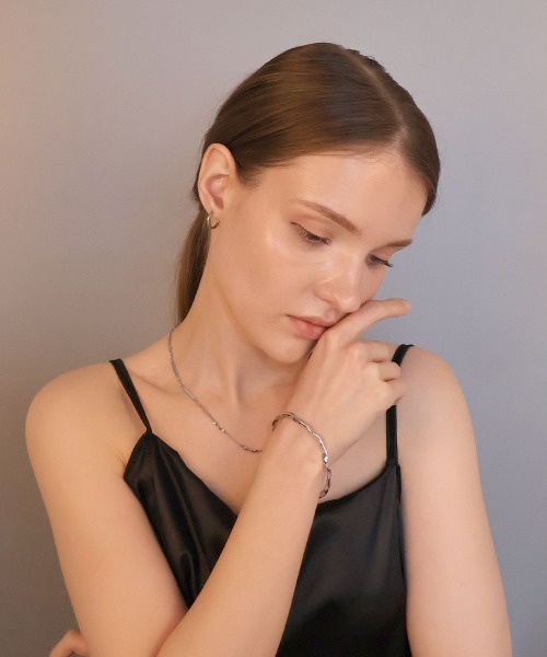 CEMONEMO(セモネモ)の「ニュアンス メタル バングル / ユニセックス(バングル/リストバンド・レディース・シルバー/ゴールド・FREE)」の5枚目の写真