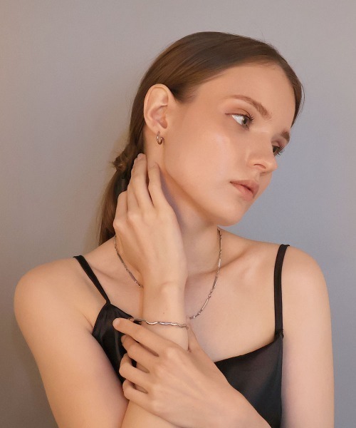 CEMONEMO(セモネモ)の「ニュアンス メタル バングル / ユニセックス(バングル/リストバンド・レディース・シルバー/ゴールド・FREE)」の6枚目の写真