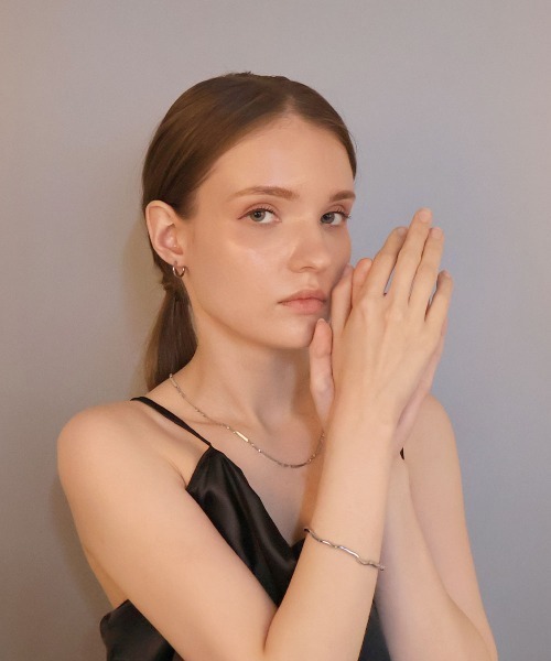 CEMONEMO(セモネモ)の「ニュアンス メタル バングル / ユニセックス(バングル/リストバンド・レディース・シルバー/ゴールド・FREE)」の7枚目の写真