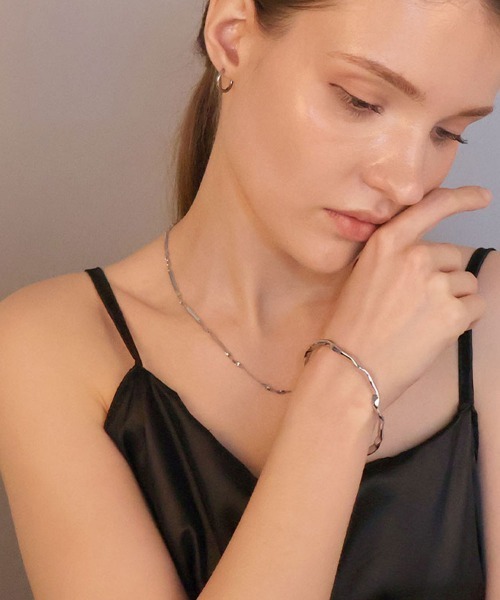 CEMONEMO(セモネモ)の「ニュアンス メタル バングル / ユニセックス(バングル/リストバンド・レディース・シルバー/ゴールド・FREE)」の8枚目の写真