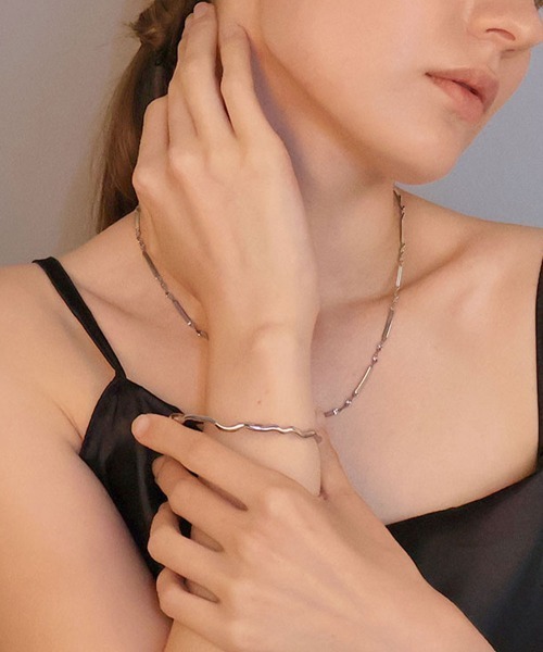 CEMONEMO(セモネモ)の「ニュアンス メタル バングル / ユニセックス(バングル/リストバンド・レディース・シルバー/ゴールド・FREE)」の9枚目の写真