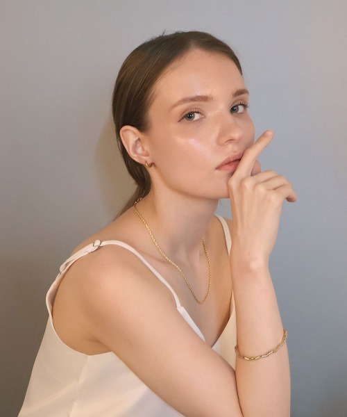 CEMONEMO(セモネモ)の「ニュアンス メタル バングル / ユニセックス(バングル/リストバンド・レディース・シルバー/ゴールド・FREE)」の13枚目の写真