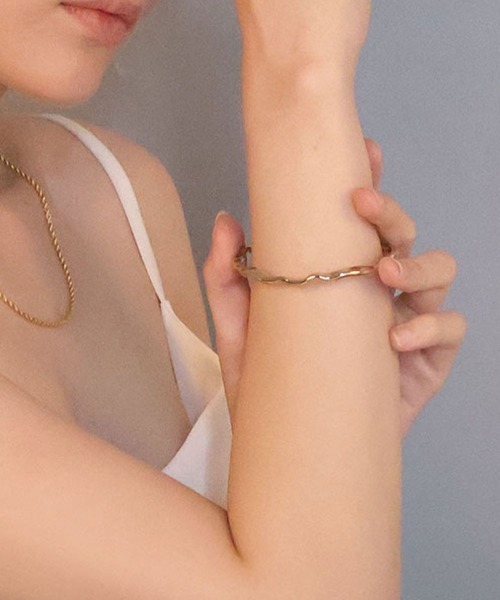 CEMONEMO(セモネモ)の「ニュアンス メタル バングル / ユニセックス(バングル/リストバンド・レディース・シルバー/ゴールド・FREE)」の15枚目の写真