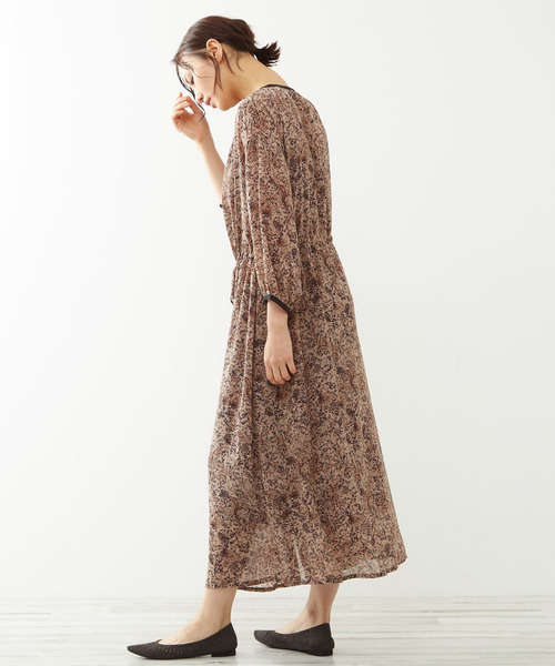 クレール のファッション ワンピース セール Melrose Claire メルローズ ワンピース ドレス Melrose ワンピース ビンテージ風の更紗プリントがシックな秋色夏アイテム パイピングがポイントの前開きワンピース