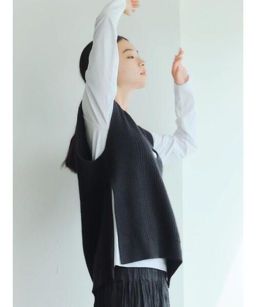 GARAGE OF GOOD CLOTHING(ガレージオブグッドクロージング)の「ウールラクーン混Vネックベスト*(ニット/セーター・レディース・ベージュ系その他2/ブラック・FREE)」の4枚目の写真