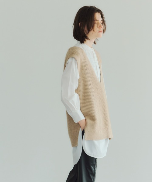 GARAGE OF GOOD CLOTHING(ガレージオブグッドクロージング)の「ウールラクーン混Vネックベスト*(ニット/セーター・レディース・ベージュ系その他2/ブラック・FREE)」の1枚目の写真