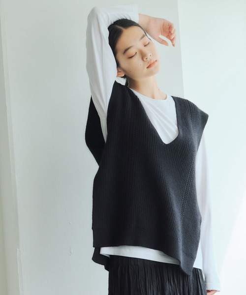 GARAGE OF GOOD CLOTHING(ガレージオブグッドクロージング)の「ウールラクーン混Vネックベスト*(ニット/セーター・レディース・ベージュ系その他2/ブラック・FREE)」の2枚目の写真