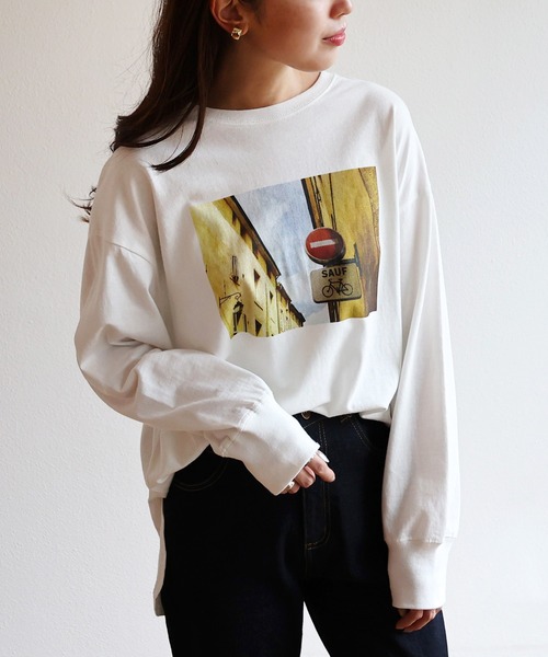 andme（アンドミー）の「コットン天竺長袖ラウンドヘムフォトプリントTシャツ（Tシャツ/カットソー・レディース・ホワイト系その他/グレー系その他/ベージュ系その他/ホワイト系その他2/グレー系その他2/ベージュ系その他2・M）」の3枚目の写真