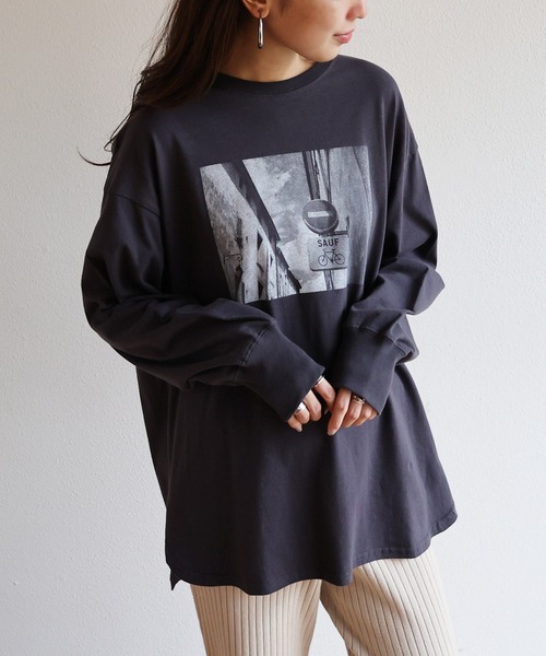 andme（アンドミー）の「コットン天竺長袖ラウンドヘムフォトプリントTシャツ（Tシャツ/カットソー・レディース・ホワイト系その他/グレー系その他/ベージュ系その他/ホワイト系その他2/グレー系その他2/ベージュ系その他2・M）」の4枚目の写真