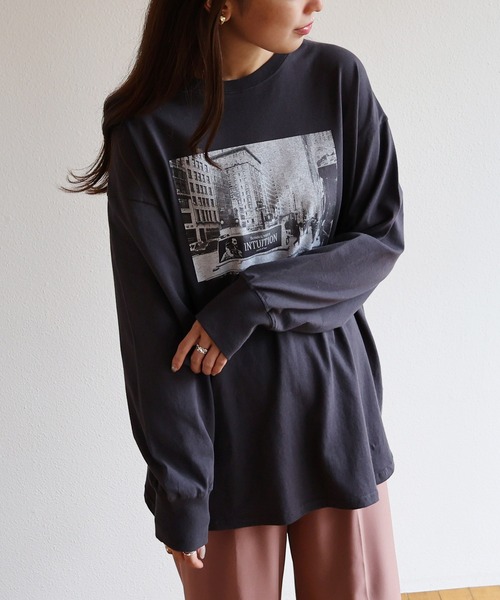 andme（アンドミー）の「コットン天竺長袖ラウンドヘムフォトプリントTシャツ（Tシャツ/カットソー・レディース・ホワイト系その他/グレー系その他/ベージュ系その他/ホワイト系その他2/グレー系その他2/ベージュ系その他2・M）」の5枚目の写真