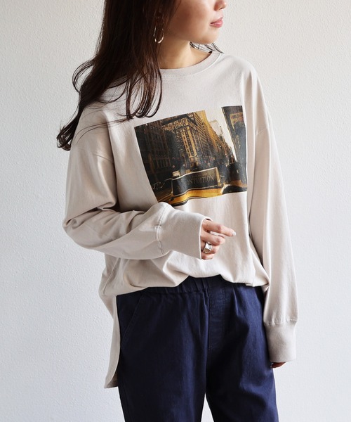andme（アンドミー）の「コットン天竺長袖ラウンドヘムフォトプリントTシャツ（Tシャツ/カットソー・レディース・ホワイト系その他/グレー系その他/ベージュ系その他/ホワイト系その他2/グレー系その他2/ベージュ系その他2・M）」の2枚目の写真