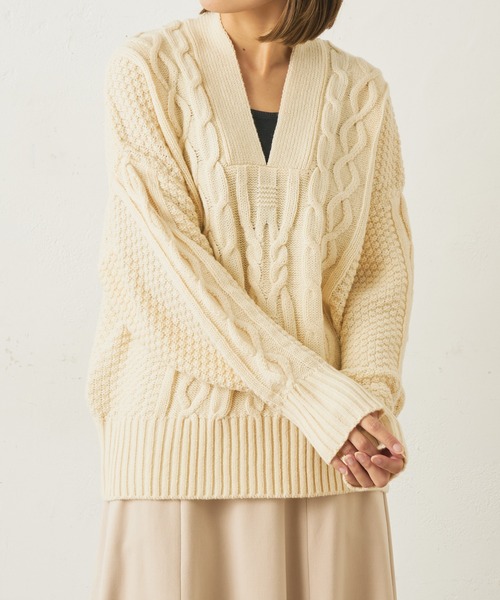 Lui's(ルイス)の「ケーブルVネックニット(ニット/セーター・レディース・オフホワイト/ブルー/グリーン・FREE)」の1枚目の写真