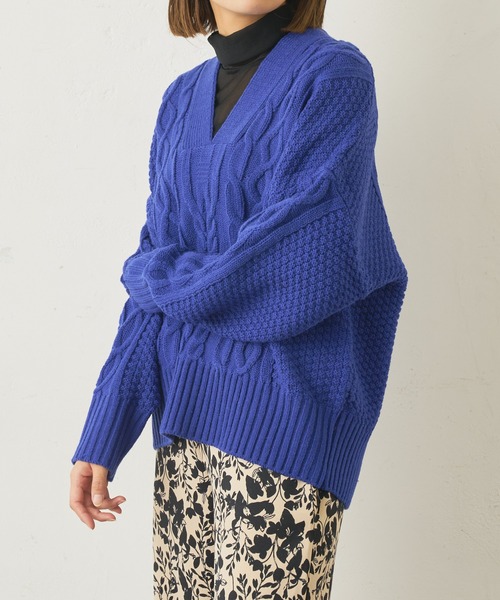 Lui's(ルイス)の「ケーブルVネックニット(ニット/セーター・レディース・オフホワイト/ブルー/グリーン・FREE)」の3枚目の写真