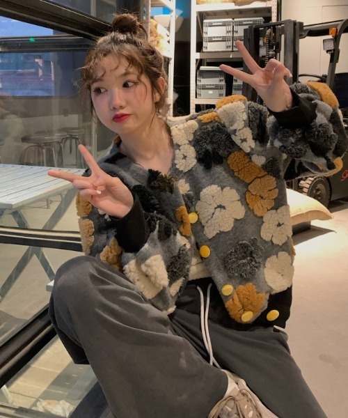 emi+（エミプラス）の「ボリュームスリーブ花柄ボアトップス（ニット