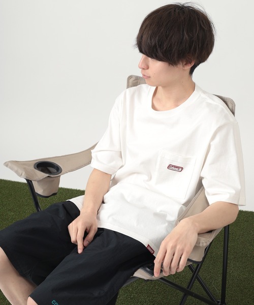 COLEMAN（コールマン）の「【Coleman/コールマン】 ルーズシルエット シリコンワッペン付 ポケット付Tシャツ/ ポケT（Tシャツ/カットソー・メンズ・ホワイト/ブラック・M/L/XL）」の4枚目の写真