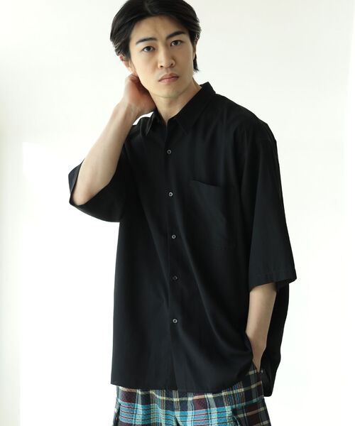 BEAMS(ビームス)の「BEAMS / ソリッド イージー ハーフスリーブ シャツ(シャツ/ブラウス・メンズ・ブラック/グレー系その他/レッド系その他6/イエロー・SMALL/MEDIUM/LARGE/X-LARGE)」の2枚目の写真