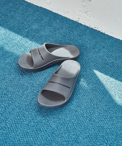 OOFOS（ウーフォス）の「＜OOFOS＞OOAHH サンダル（サンダル・メンズ・ブラック/ワインレッド/ダークグレー・26cm/27cm/28cm）」の2枚目の写真