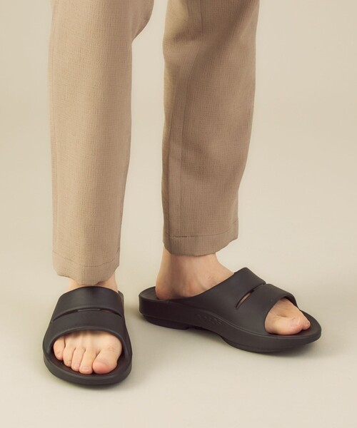 OOFOS（ウーフォス）の「＜OOFOS＞OOAHH サンダル（サンダル・メンズ・ブラック/ワインレッド/ダークグレー・26cm/27cm/28cm）」の11枚目の写真