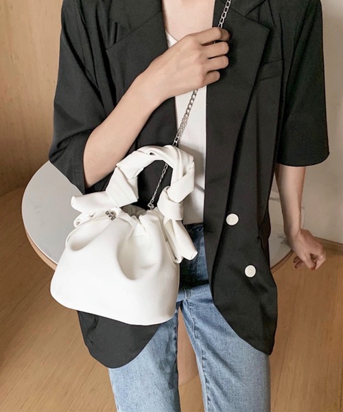 shopnikoniko(ショップニコニコ)の「チェーンショルダーねじれ巾着バッグ(ショルダーバッグ・レディース・ホワイト/ブラック/ベージュ/サックスブルー・フリー)」の2枚目の写真