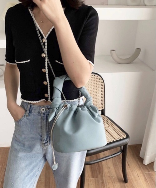 shopnikoniko(ショップニコニコ)の「チェーンショルダーねじれ巾着バッグ(ショルダーバッグ・レディース・ホワイト/ブラック/ベージュ/サックスブルー・フリー)」の4枚目の写真