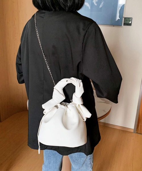 shopnikoniko(ショップニコニコ)の「チェーンショルダーねじれ巾着バッグ(ショルダーバッグ・レディース・ホワイト/ブラック/ベージュ/サックスブルー・フリー)」の10枚目の写真