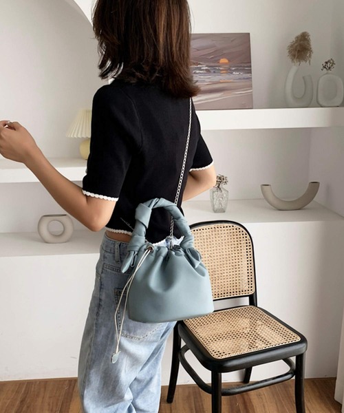 shopnikoniko(ショップニコニコ)の「チェーンショルダーねじれ巾着バッグ(ショルダーバッグ・レディース・ホワイト/ブラック/ベージュ/サックスブルー・フリー)」の20枚目の写真