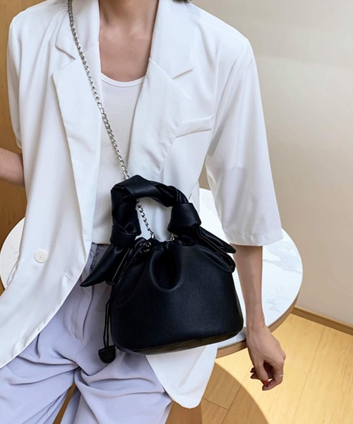 shopnikoniko(ショップニコニコ)の「チェーンショルダーねじれ巾着バッグ(ショルダーバッグ・レディース・ホワイト/ブラック/ベージュ/サックスブルー・フリー)」の22枚目の写真